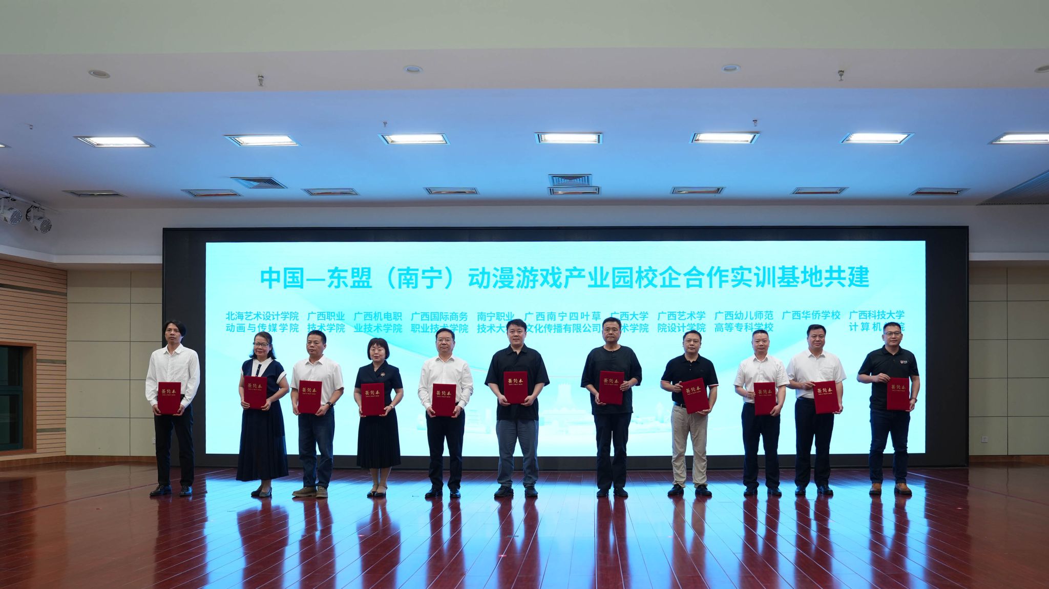 校企攜手促發(fā)展 廣西華僑學(xué)校與廣西南寧四葉草文化傳播共筑中國(guó)-東盟動(dòng)漫游戲?qū)嵱?xùn)新高地